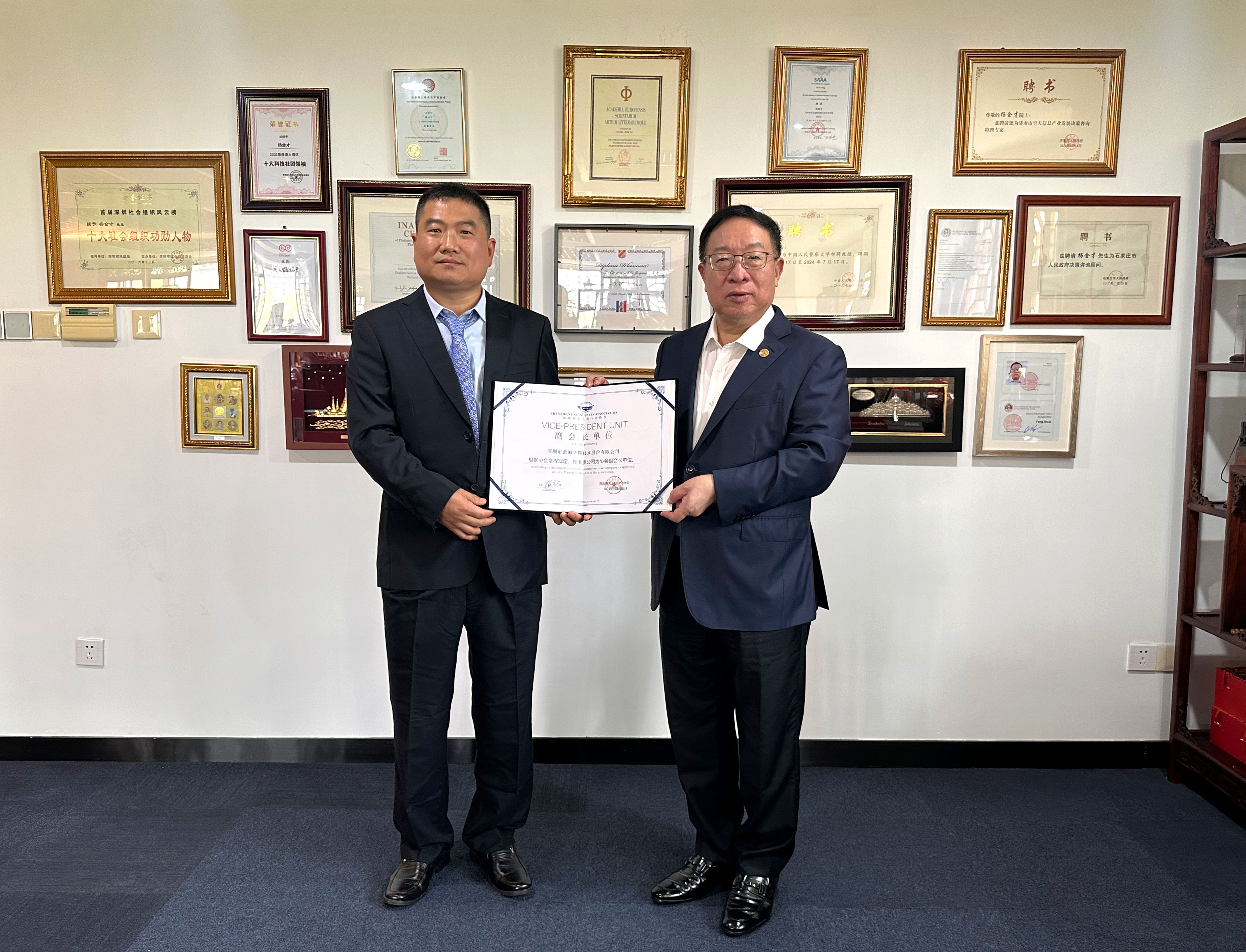 【喜报】广发体育荣任深圳市无人机行业协会副会长单位! 【喜报】广发体育荣任深圳市无人机行业协会副会长单位!